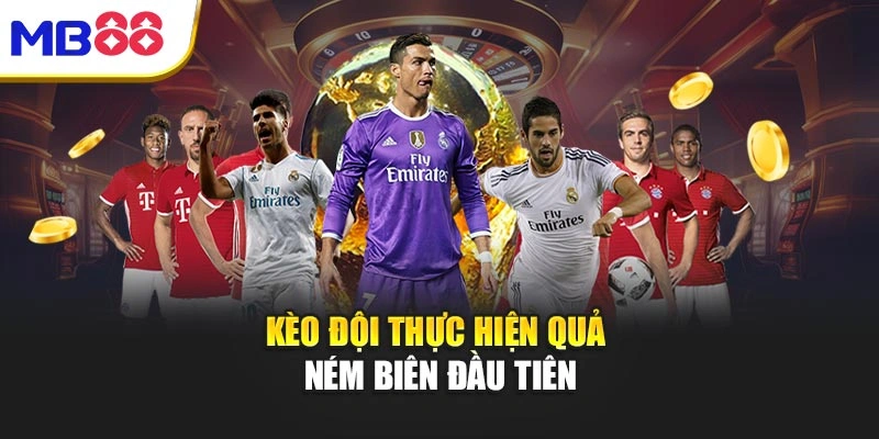 Kèo đội thực hiện quả ném biên đầu tiên